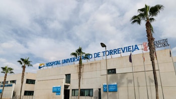 Un incendio obliga a desalojar la segunda planta del hospital de Torrevieja por un incendio: hay un herido y varios afectados por el humo