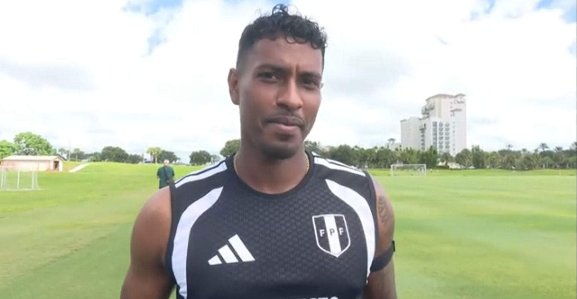 Miguel Araujo aseguró que la selección peruana ya se adaptó al clima y trabaja con mayor tranquilidad. El defensor destacó que las condiciones actuales permiten enfocarse mejor en los entrenamientos (Bicolor+)