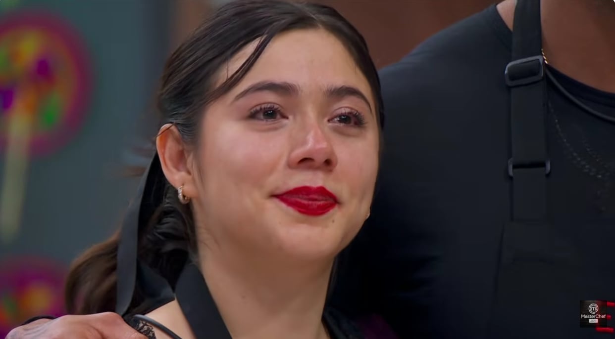 4. Camila soñaba con llegar a la final y llevarse el trofeo y los 2 millones de pesos de MasterChef México 2026, pero un pato sobrecocido terminó con ese sueño este domingo 12 de julio, cuando Zahie Téllez, Adrián Herrera y Poncho Cadena pronunciaron su nombre como la décima eliminada. (Captura de pantalla MasterChef México)