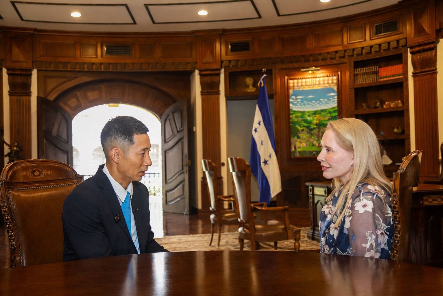 La primera dama Lissette del Cid de Asfura participó en el encuentro orientado a impulsar nuevas alianzas escolares.