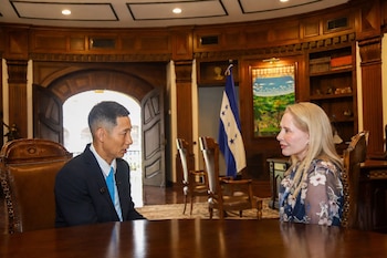La primera dama Lissette del Cid de Asfura participó en el encuentro orientado a impulsar nuevas alianzas escolares.