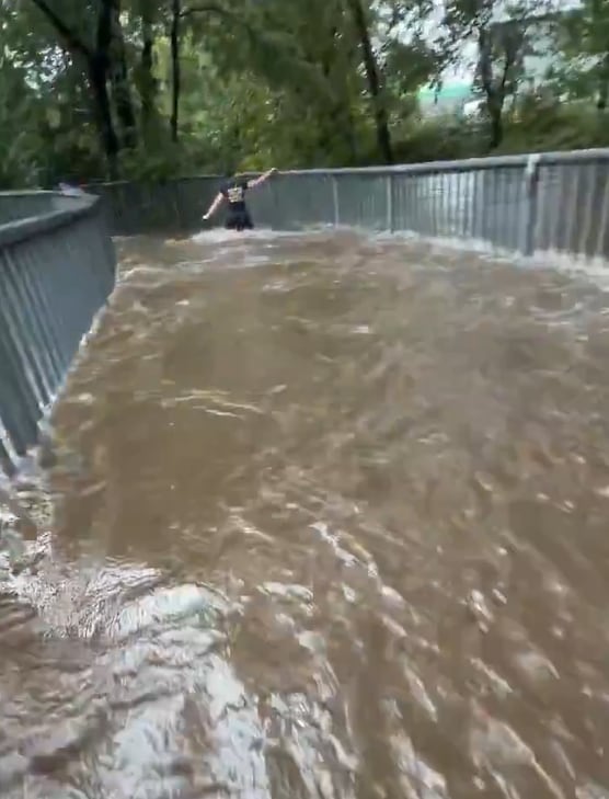 Participantes como Marijana Dinic y Nathan relataron pasos con agua a la cintura y al pecho, además de fuertes corrientes bajo túneles (captura de video)