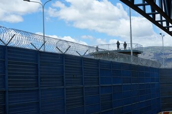 Militares hacen guardia en la