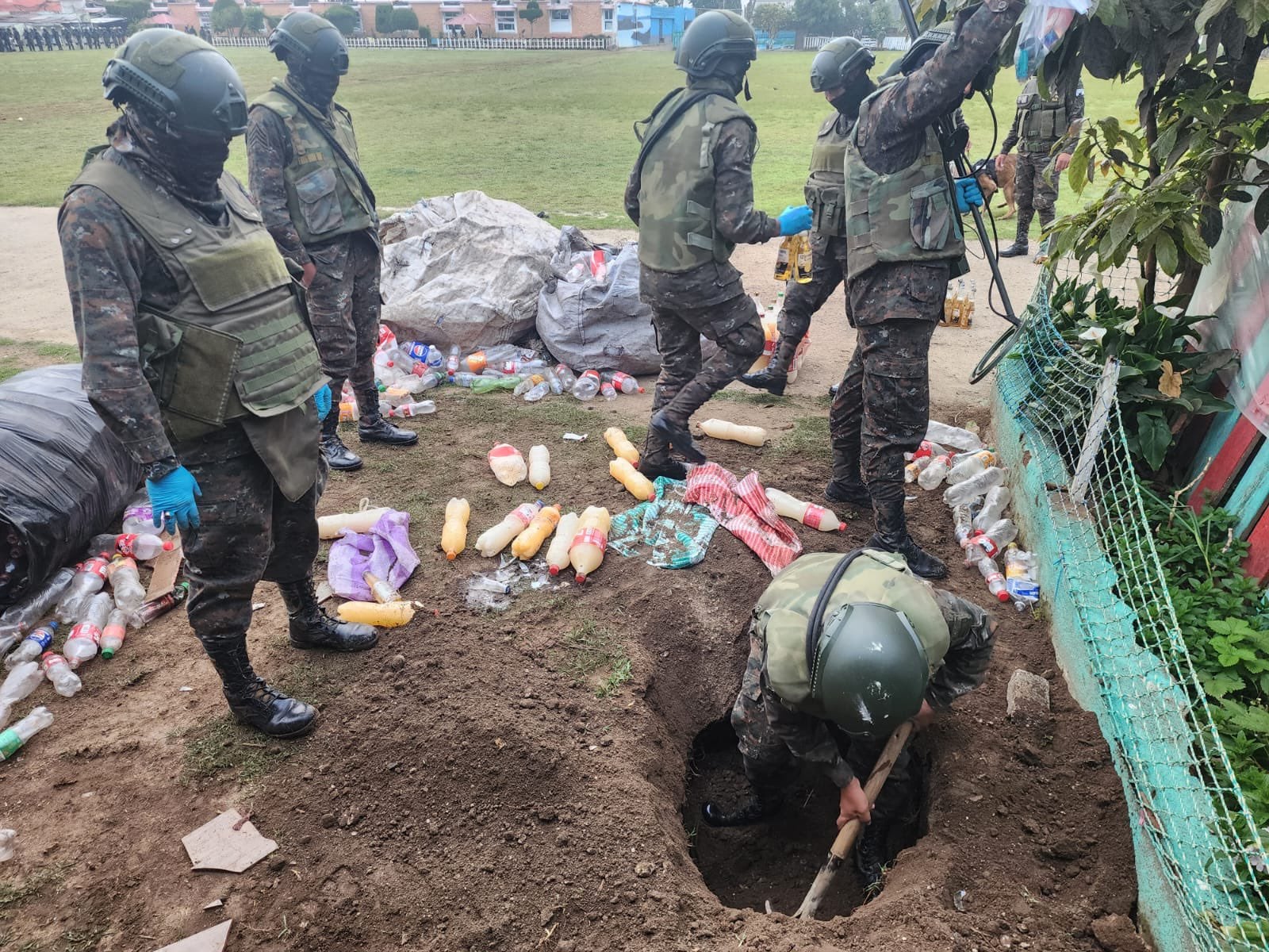 Autoridades inspeccionan sectores de la Granja Modelo de Rehabilitación Cantel durante el operativo en el que se localizaron teléfonos celulares, presunta marihuana y bebidas embriagantes. (Foto: Ejército de Guatemala)