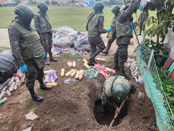Autoridades inspeccionan sectores de la Granja Modelo de Rehabilitación Cantel durante el operativo en el que se localizaron teléfonos celulares, presunta marihuana y bebidas embriagantes. (Foto: Ejército de Guatemala)