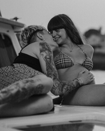 La pareja pasa por un