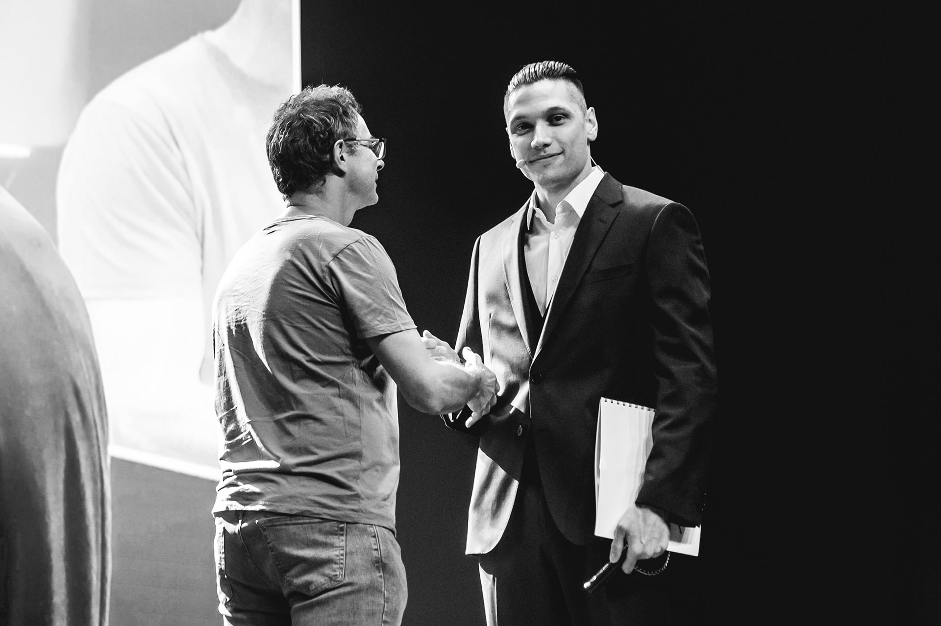 Agustín Canolik en acción con una persona del público