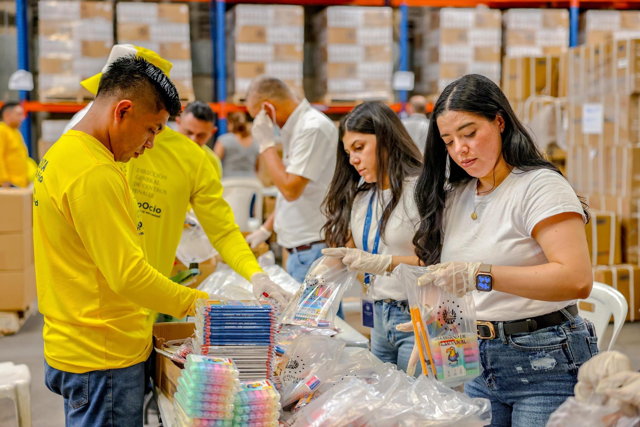 Paquetes escolares con computadoras, uniformes, calzado y útiles se distribuyen a más de 1.2 millones de estudiantes antes del inicio de clases. (Cortesía: SecPrensaSV)