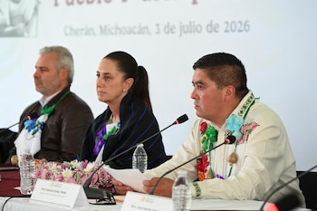 El representante del Consejo Mayor de Cherán Francisco Rosas Tomás, la presidenta Claudia Sheinbaum y el gobernador de Michoacán Alfredo Ramírez Bedolla, durante el evento. Crédito: Presidencia