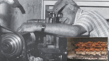 Hombre con gafas y camisa de rayas operando una máquina con poleas, junto a un recuadro que muestra múltiples pollos enteros en un horno asador rotatorio