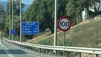 La DGT anula varias multas en este tramo de la A-7: la señal marcaba 100 km/h pero el radar sancionaba a 80 km/h