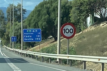 Señal vertical que marca la limitación de 100km/h a conductores en el tramo de radares de la autovía A-7 (Arreza Seguros / Europa Press)