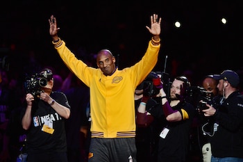 Kobe Bryant saluda a su público en el último partido de su carrera en la NBA (Robert Hanashiro-USA TODAY Sports)