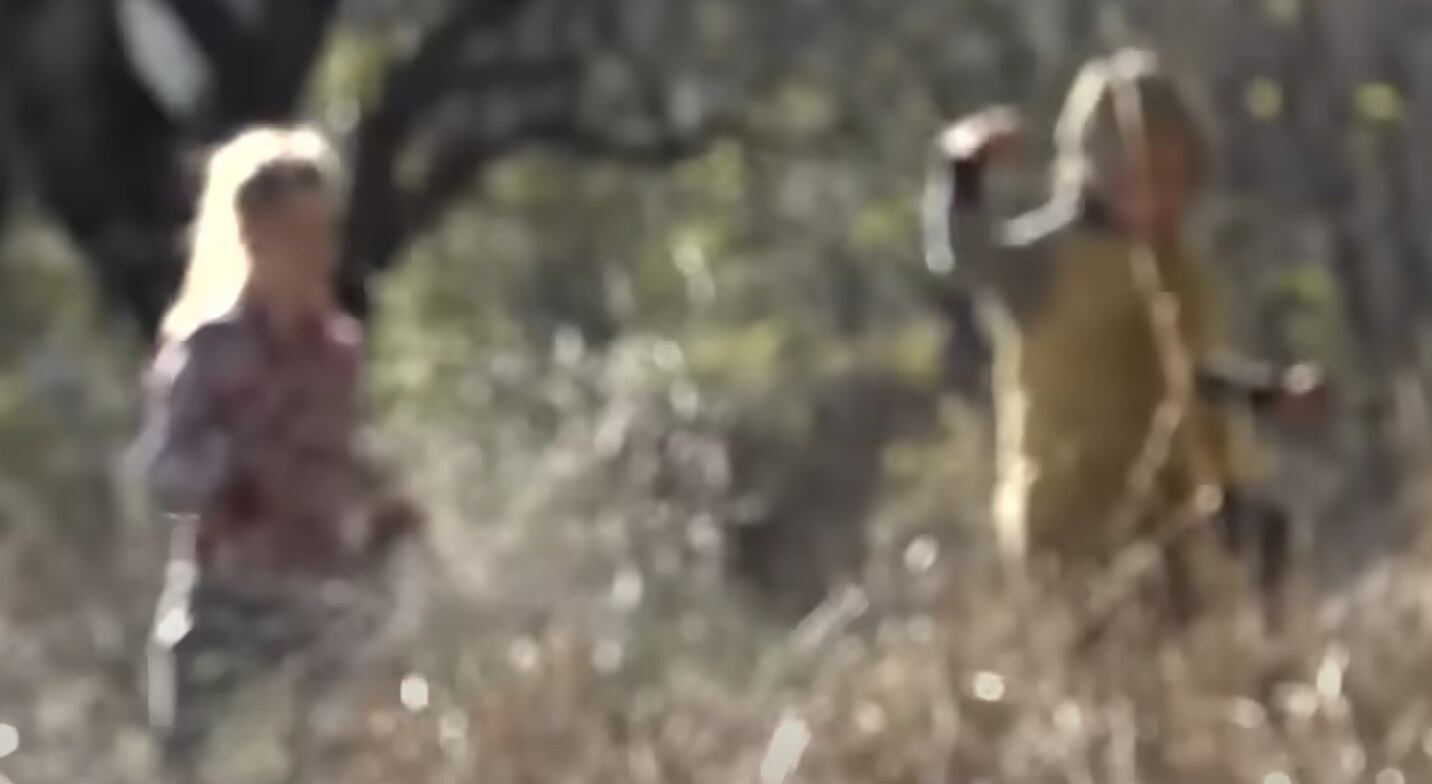 Los niños de la familia —Utopia Rose, de 8 años, y los gemelos Galorian y Bluebell, de 6— juegan cerca de la vivienda. (Rai TG3/Captura de pantalla/)