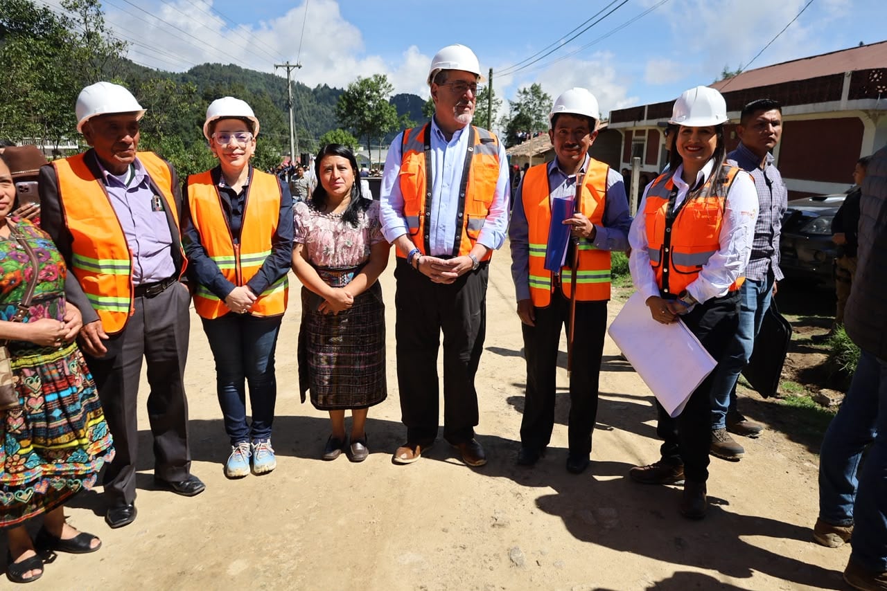 El presidente supervisó el arranque del tramo de 11 kilómetros en Quetzaltenango y dio por concluida la rehabilitación de 80 kilómetros entre Huehuetenango y La Mesilla. (Gobierno de Guatemala)