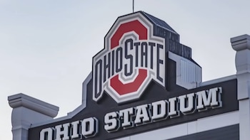 Detalle del letrero exterior del Ohio State Stadium, mostrando el logotipo rojo y blanco de Ohio State y las palabras 'OHIO STADIUM' en letras tridimensionales blancas