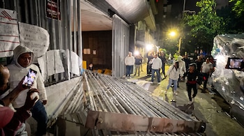 Alrededor de 50 trabajadores ingresaron al inmueble del SNTSS para buscar un diálogo con representantes sindicales. Crédito: Redes Sociales