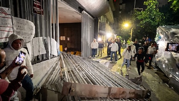 Manifestación en el IMSS termina con portazo: policías de la CDMX protegen la sede del sindicato