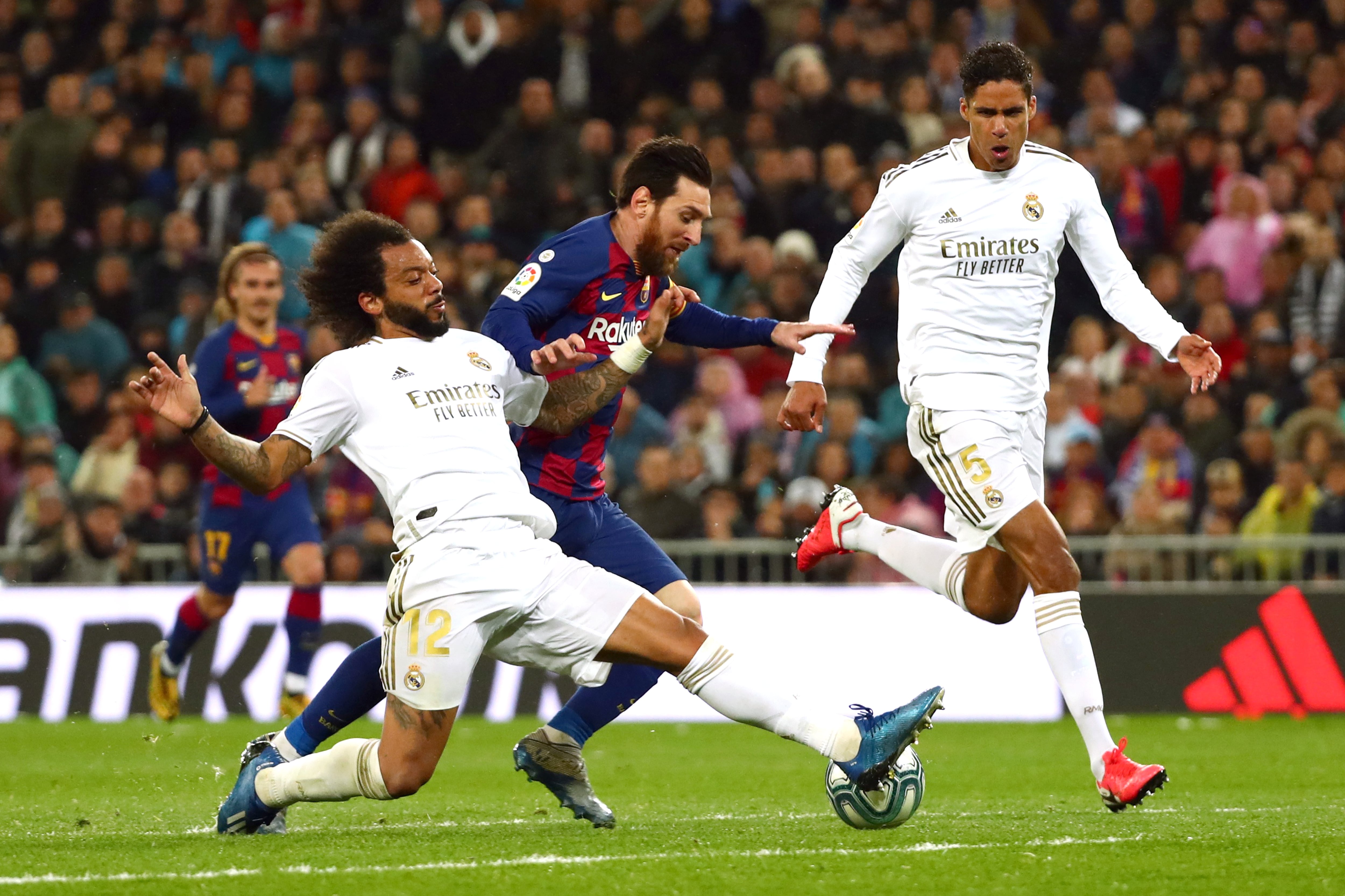 Ambos disputando una pelota en un Barcelona-Real Madrid (REUTERS/Sergio Pérez)