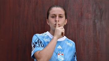 La celebración haciendo señal de