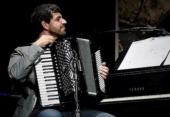 Aunque es un destacado pianista,