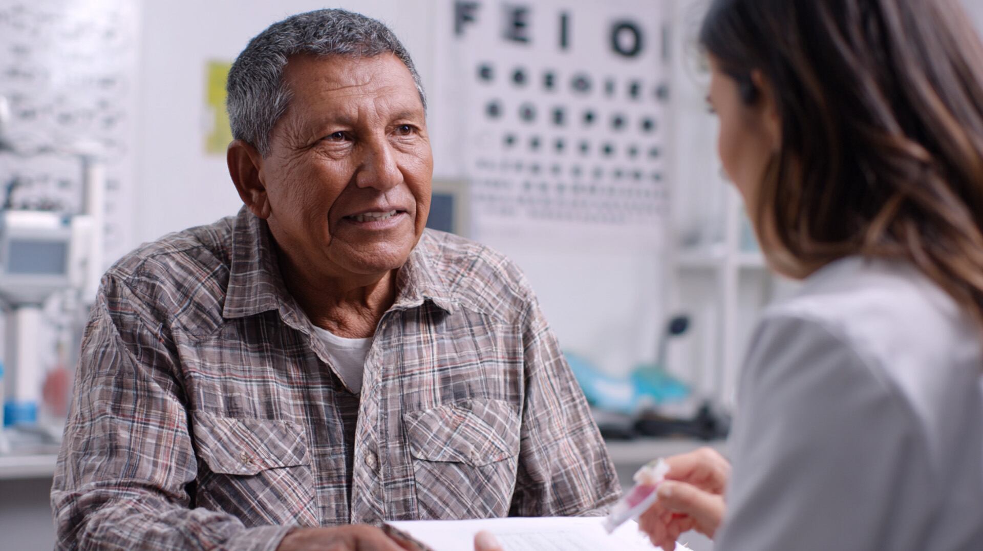 La cirugía de cataratas y los tratamientos con láser o medicamentos ofrecen soluciones efectivas para las principales enfermedades visuales en la vejez (Imagen Ilustrativa Infobae)