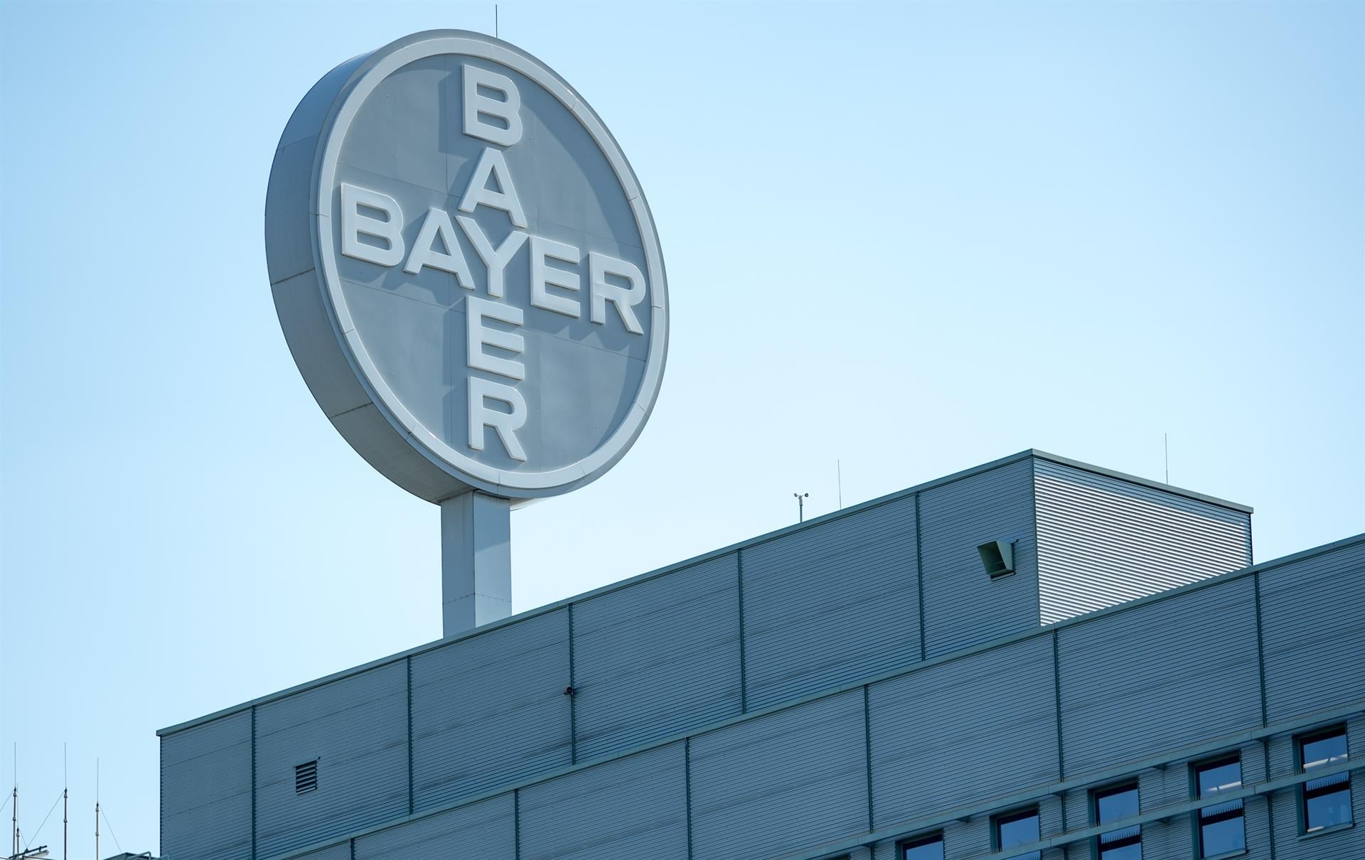 Bayer acuerda pagar 7.250 millones de dólares para cerrar demandas por Roundup en Estados Unidos