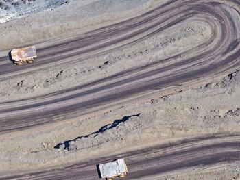 Los informes elaborados para las cadenas de litio, cobre, oro y plata coinciden en que el crecimiento proyectado para la minería requerirá una transformación de la infraestructura logística del país (Foto: Shutterstock)