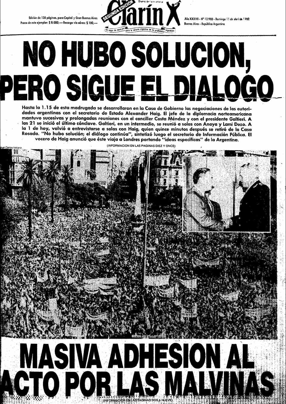 Portada de Clarín con una imagen del masivo acto en Plaza de Mayo