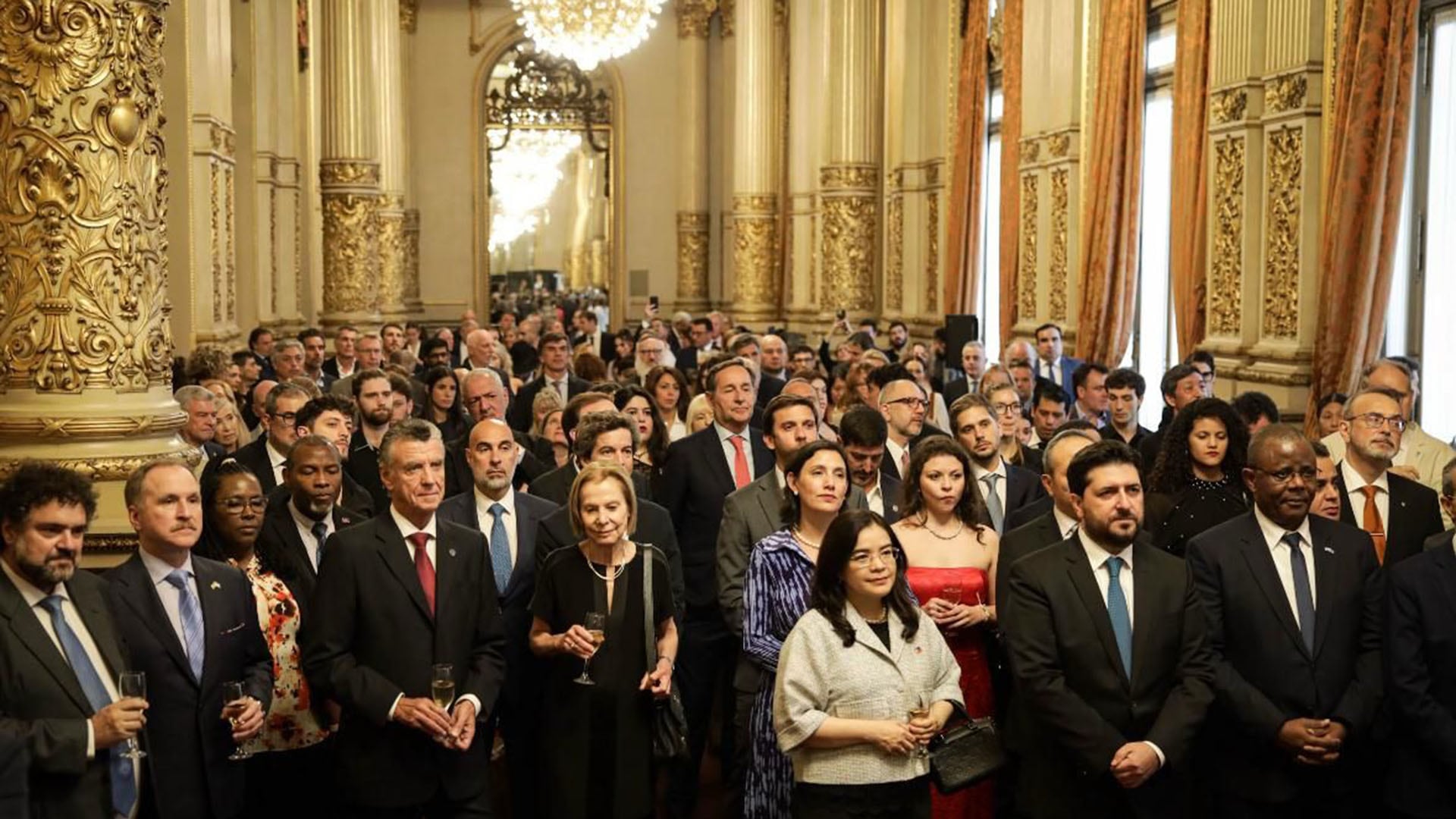 Empresarios, diplomáticos, políticos y referentes religiosos escuchan el discurso del alcalde porteño Jorge Macri en el Teatro Colón (Prensa GCBA)