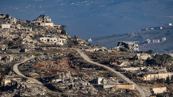 Casas e infraestructuras destruidas dentro