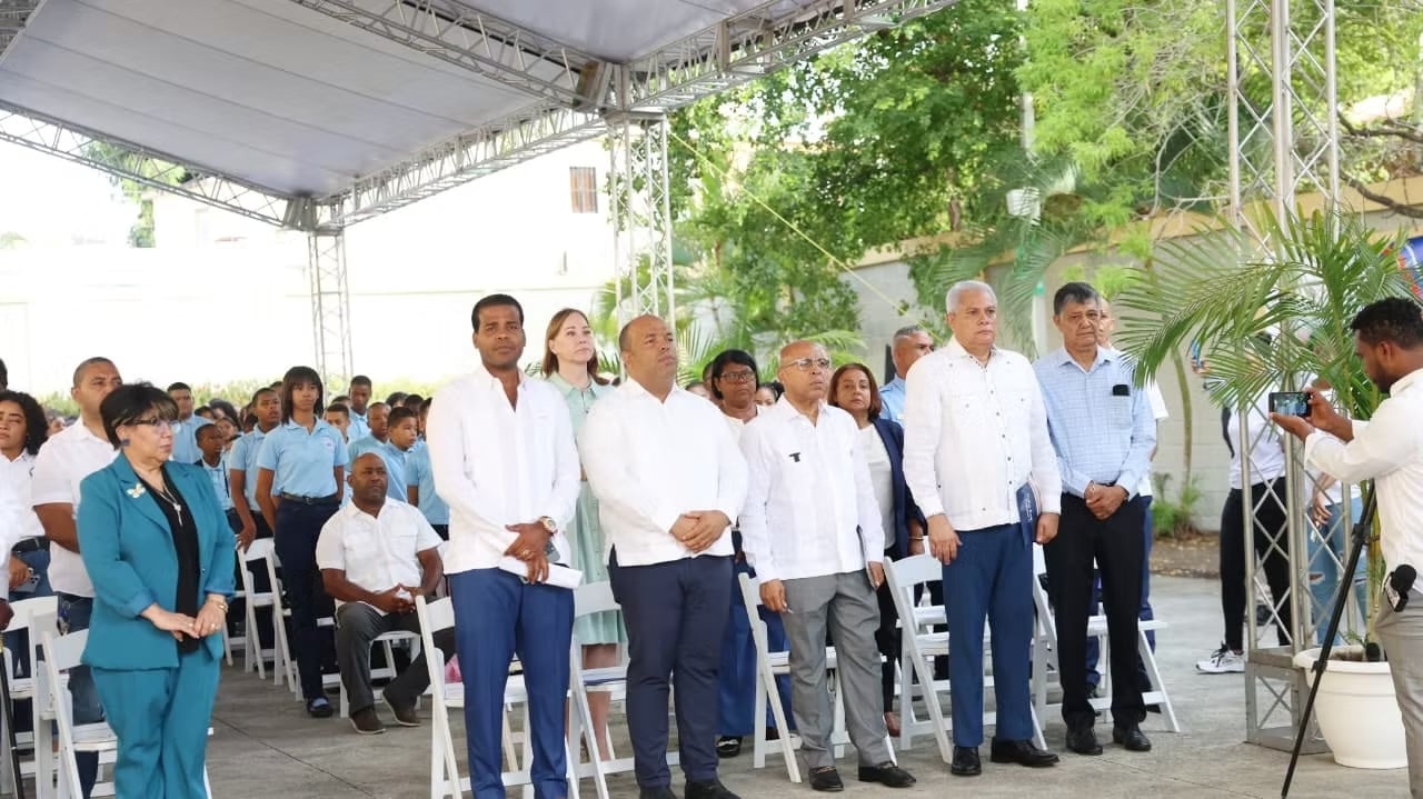 La coordinación fue convocada por el ministro Luis Miguel D’Camps y reunió a responsables del sistema para asegurar el arranque de las clases, además de resaltar el rol de las familias en los centros (Foto cortesía Cámara de Diputados)