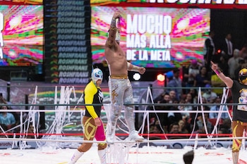 El Rey de Plata y Oro exhibe la cabellera de Averno tras derrotarlo. (Foto: Óscar Reyes)
