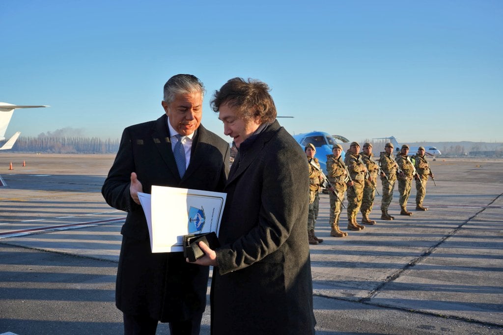 Javier Milei y Rolando Figueroa, juntos en en el aeropuerto de Neuquén (Gobierno de Neuquén)