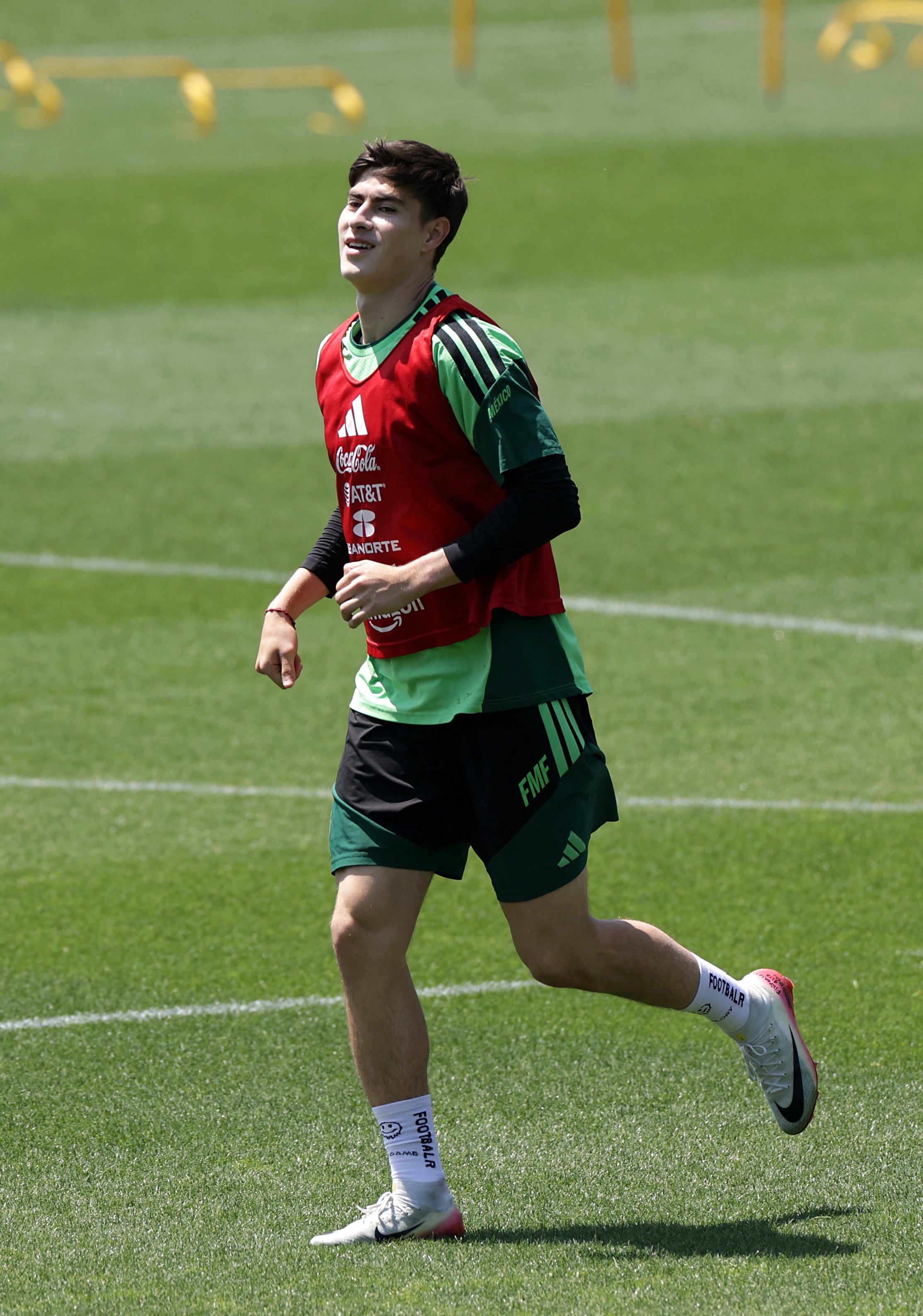 El ex Chivas afirma tras el partido que no está satisfecho y que puede hacerlo mucho mejor en Europa. REUTERS/Henry Romero
