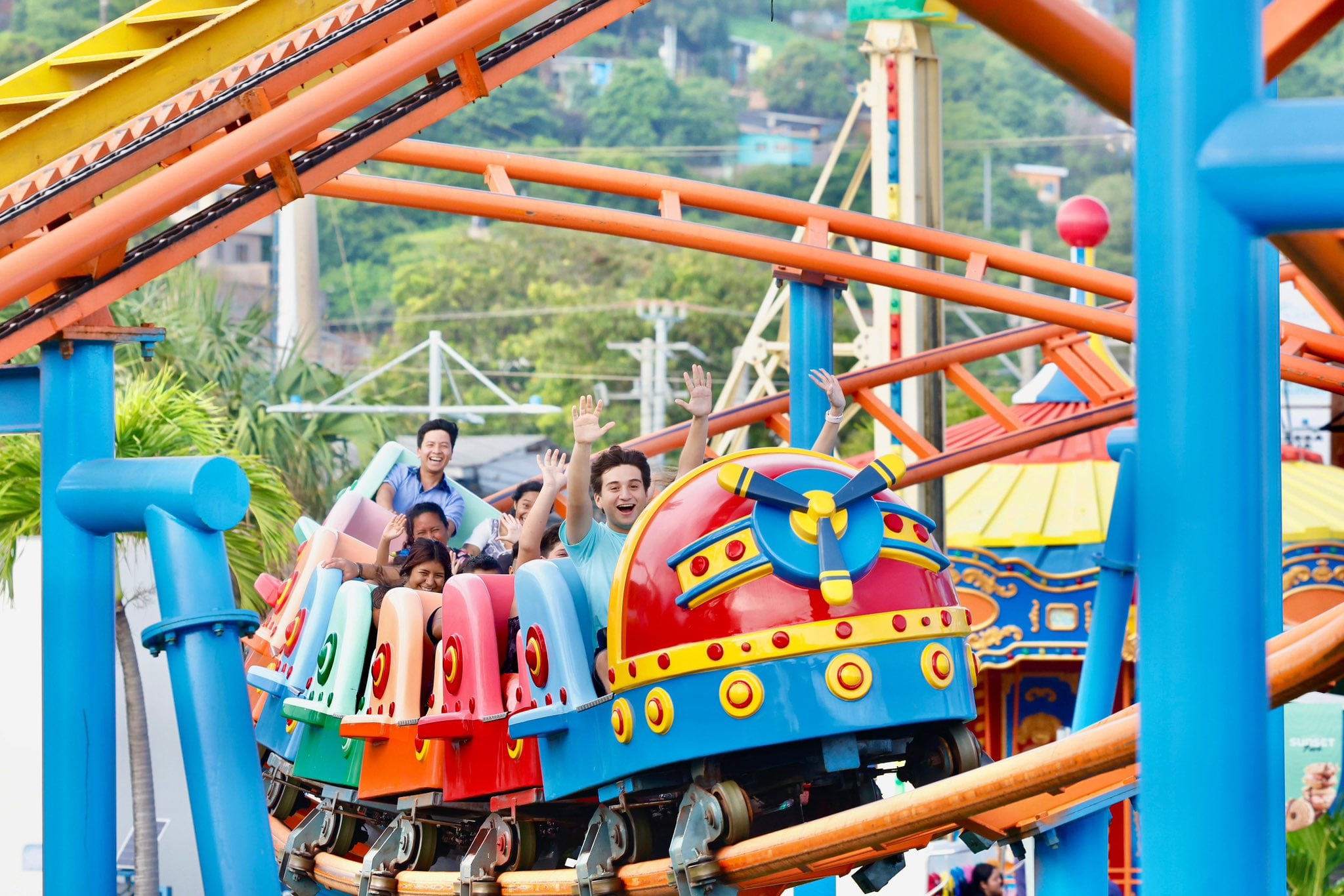 Ubicado en La Libertad Costa, Sunset Park ofrece una variedad de atracciones mecánicas y espacios recreativos junto al mar. Este parque de diversiones se ha convertido en un punto de encuentro para familias y turistas, quienes disfrutan de una experiencia distinta en el litoral salvadoreño. Sunset Park opera durante todo el año y suma entretenimiento a la oferta local./ (ISTU)