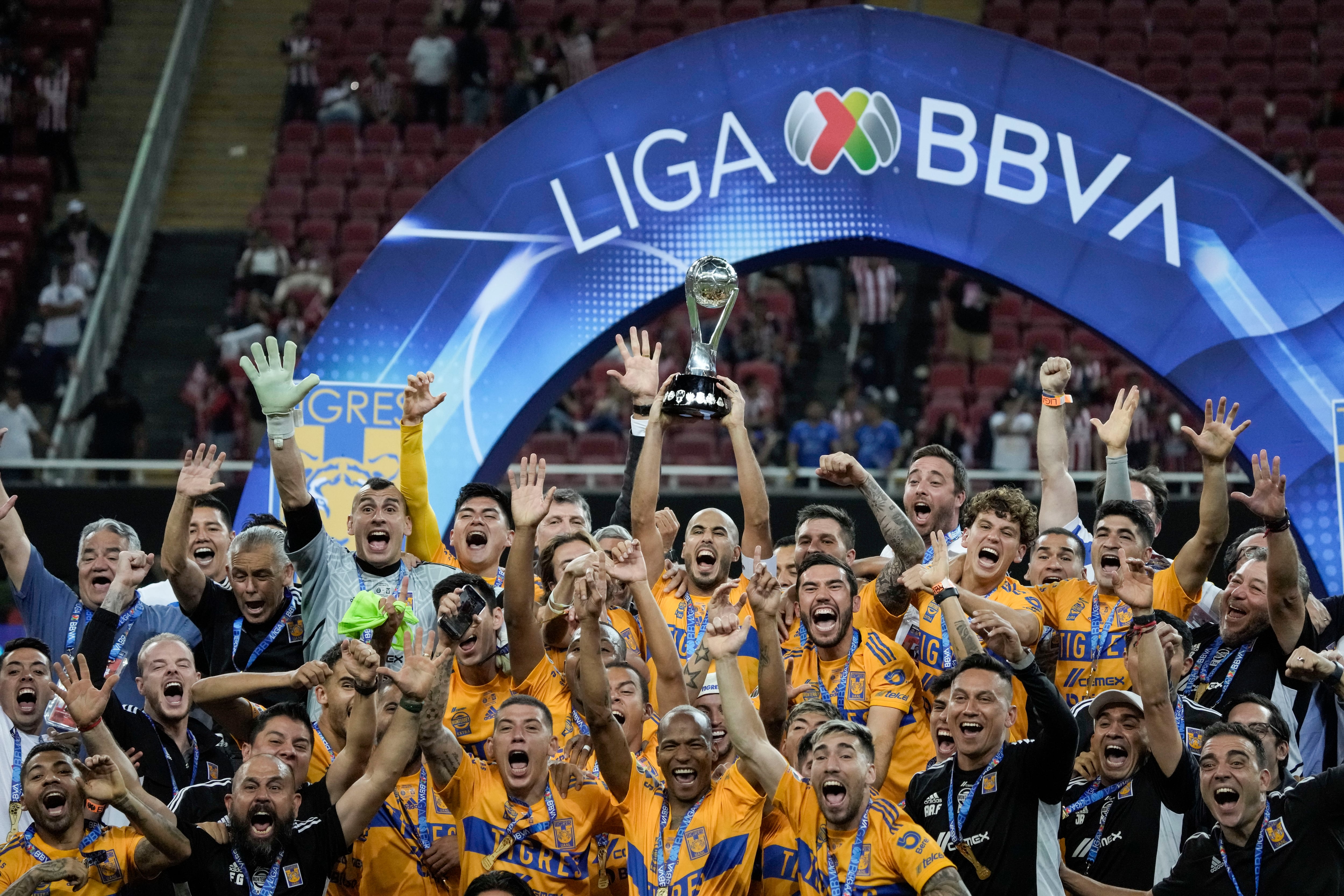 El capitán de Tigres Guido Pizarro alza el trofeo de campeones de la Liga MX tras la victoria 3-2 ante Guadalajara en la final, el domingo 28 de mayo de 2023, en Guadalajara. (AP Foto/Eduardo Verdugo)