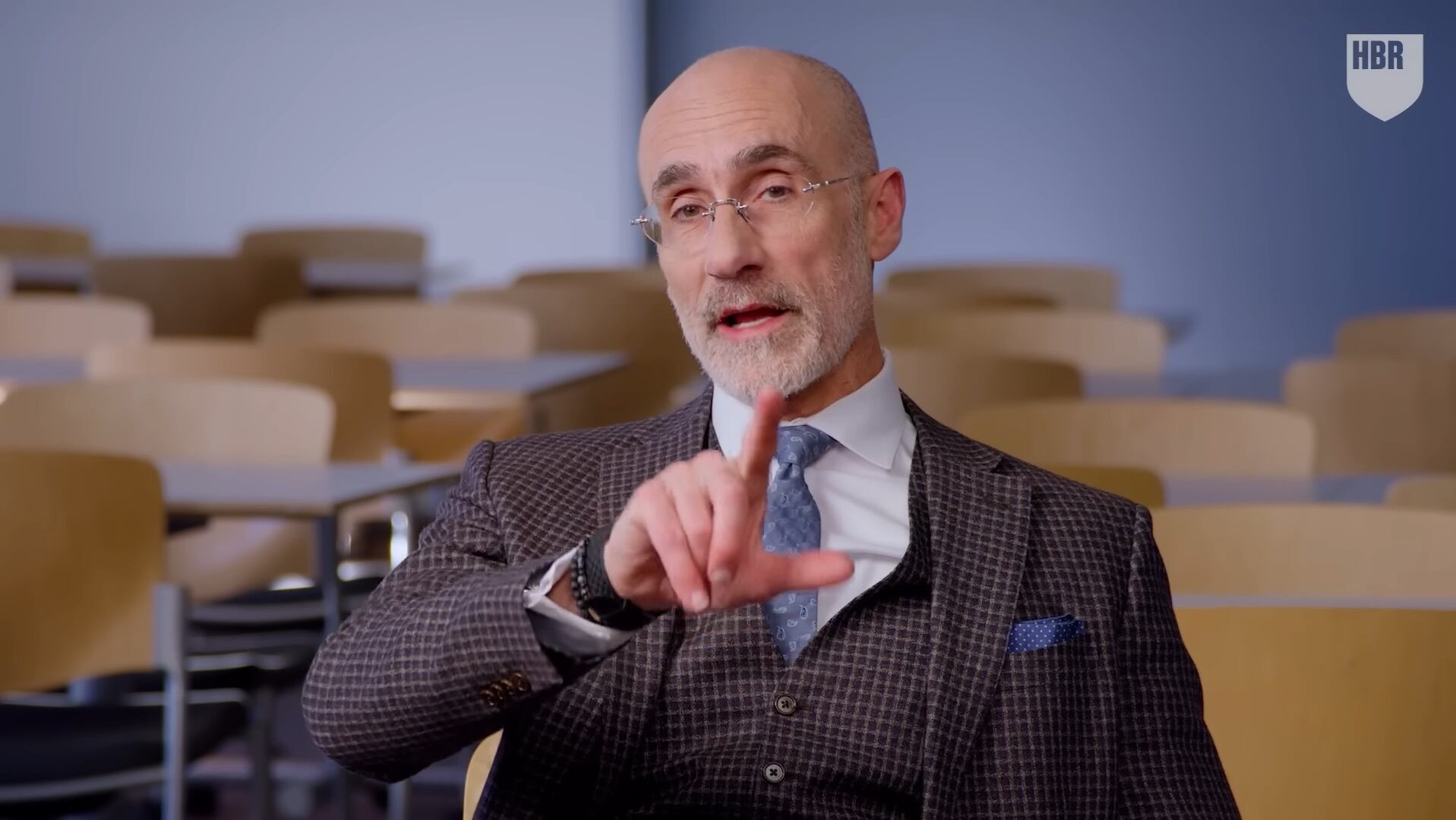 Arthur C. Brooks recomienda ayunos digitales, evitar el teléfono en las comidas y no dormir con dispositivos para mejorar el bienestar (YouTube: Harvard Business Review y Dr. Arthur Brooks)