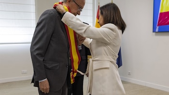 Robles impone la Gran Cruz del Mérito Naval al exmagistrado Fernández Rodera por su dedicación a la judicatura militar