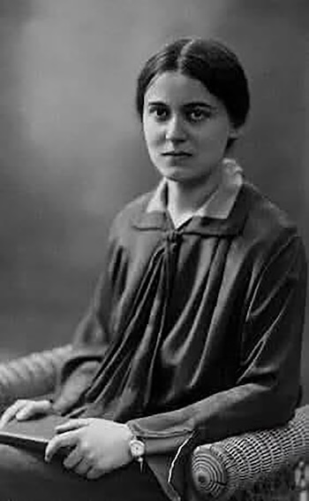 Retrato en blanco y negro de una mujer joven sentada en una silla, vestida con blusa y sosteniendo un libro en el regazo