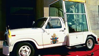 Expondrán el “Papamóvil” que utilizó Juan Pablo II en su visita a Argentina en 1982