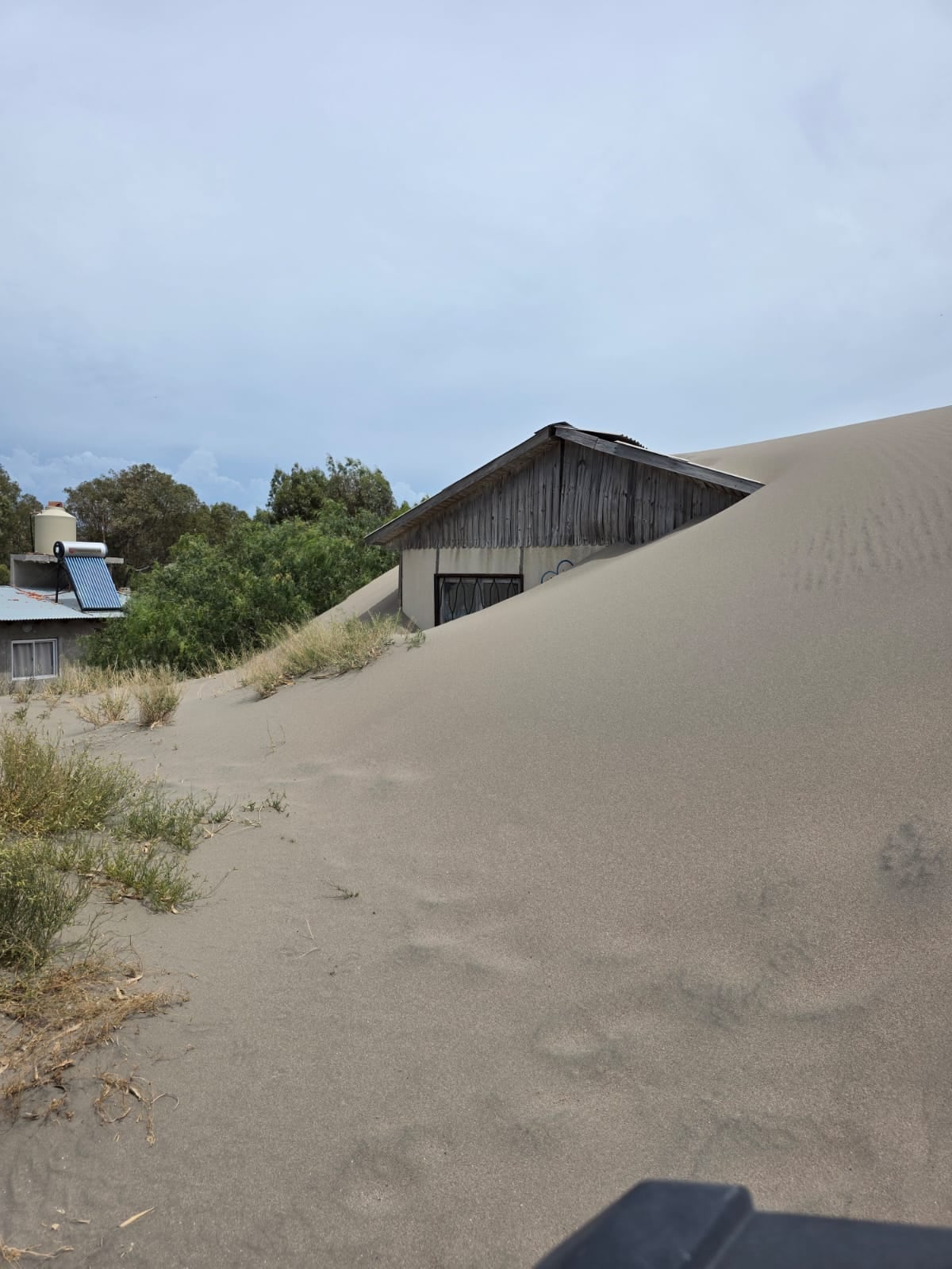 Una de las casas que quedó sepultada por la arena en Bahía Creek