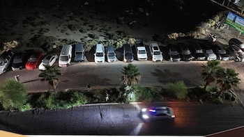 Aseguran 18 vehículos en el estacionamiento de un lujoso complejo de apartamentos en Puerto Peñasco: 17 tienen reporte de robo en EEUU