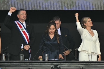Laura Fernández junto a Rodrigo Cháves durante el traspaso de mando presidencial. Foto Infobae/AFP