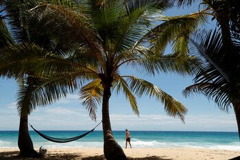 Un hombre camina por la