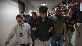 Un juez federal prohíbe las detenciones de ICE en los juzgados de inmigración