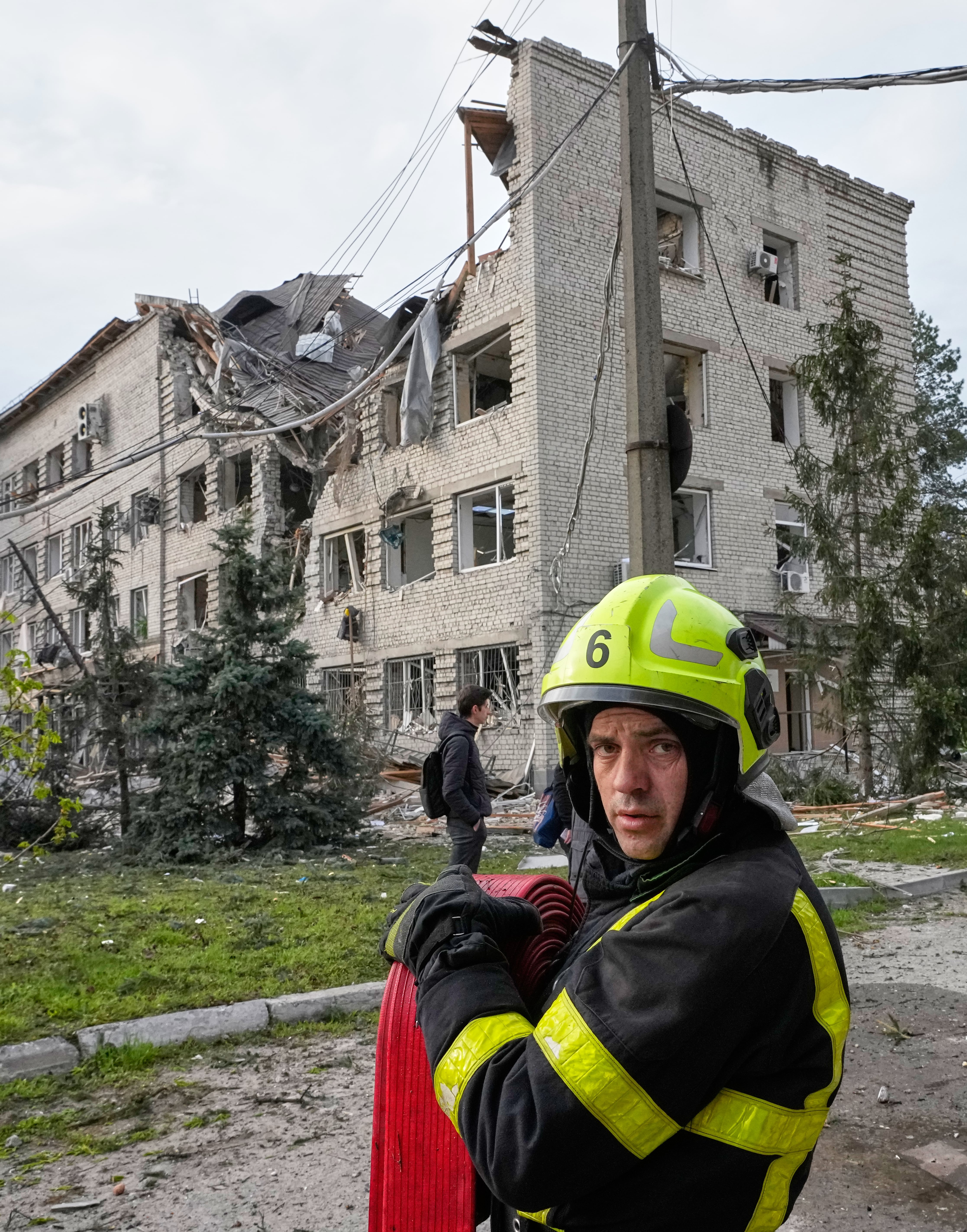 Un bombero trabaja en un edificio dañado tras el ataque de misiles rusos en Kiev. Cuatro personas murieron en la capital, entre ellas un niño de 12 años, y más de 50 resultaron heridas. (AP Photo/Efrem Lukatsky)