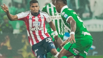Periodista resultó herido tras violento hecho en la final de la Liga entre Atlético Nacional y Junior; incidente se registró en trasmisión oficial