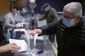 Una persona deposita su voto