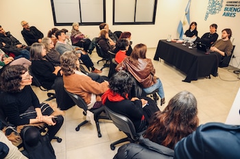 Los curadores Virginia Martin y Facundo Belén junto a Federico Ruvituso, director del Museo Petorutti, durante el lanzamiento